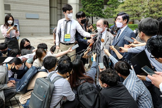 7일 오후 서울 서초구 서초동 서울중앙지법에 열린 강제징용 노동자와 유족 85명이 일본 기업 16곳을 상대로 낸 1심 선고에서 각하 판결이 나온 뒤 유족 임철호(왼쪽) 씨와 대일민간청구권 소송단 장덕환 대표가 공판이 끝난 뒤 가진 기자회견에서 항소 의견을 밝히고 있다. 연합뉴스