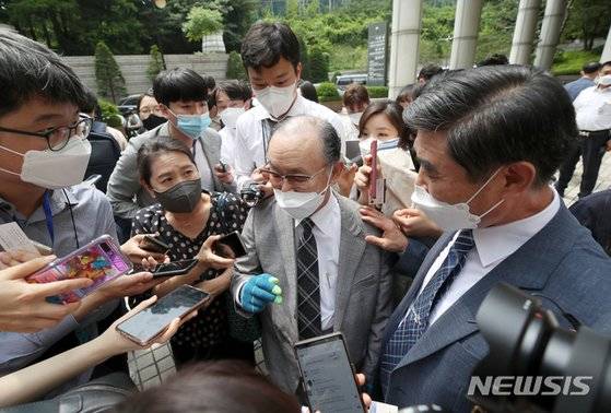 일제강점기 강제징용 피해자 고 임정규 씨의 아들 임철호(가운데) 씨가 7일 오후 서울 서초구 서울중앙지방법원에서 일본제철 주식회사와 닛산화학 등 16곳을 상대로 낸 손해배상 소송이 각하된 뒤 법원을 나서며 취재진 질문을 받고 있다. [뉴시스]