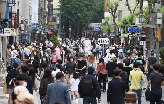 지난달 23일 오후 서울 종로구 인사동 거리가 시민들로 북적이고 있다. 연합뉴스