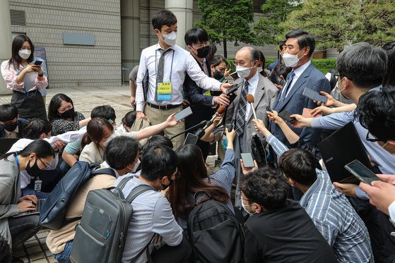 7일 강제징용 노동자와 유족 85명이 일본제철·닛산화학·미쓰비시중공업 등 일본 기업 16곳을 상대로 낸 손해배상 소송에서 서울중앙지법 민사합의34부는 각하결정을 내렸다. 이날 재판에 참석한 관계자들이 재판 후 법정 앞에서 벌인 기자회견에서 의견을 말하고 있다. 연합뉴스