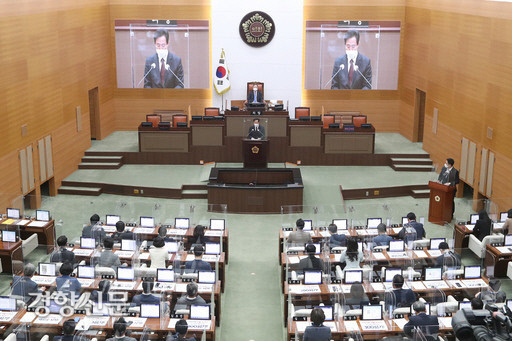 지난 4월 19일 개회된 서울시의회 300회 임시회에서 시의원들이 안건을 심의하고 있다. | 서울시의회 제공
