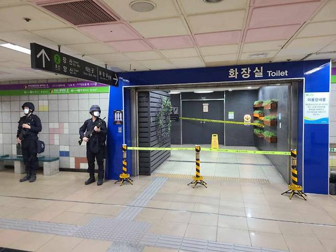 7일 오전 부산지하철 사상역에 폭발물이 설치됐다는 신고가 접수돼 경찰이 출동, 수색작업을 벌이고 있다. 부산경찰청 제공