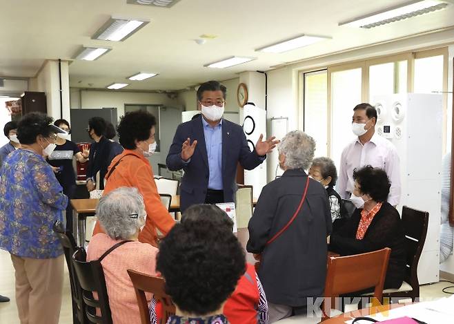 7일 정용래 유성구청장이 운영을 재개한 도안휴먼시아 10단지 경로당을 방문해 어르신들과 담소를 나누는 모습.