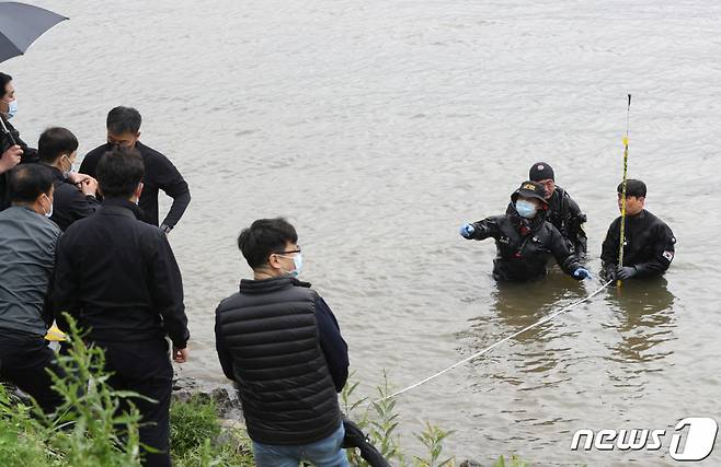 지난달 27일 오후 서울 반포한강공원 수상택시 승강장 인근에서 경찰이 한강 수심을 측정하고 있다 /사진=뉴스1