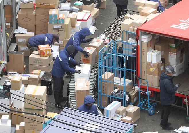 전국택배노동조합이 예고한대로 7일부터 택배 분류작업을 하지 않고 '9시에 출근해 11시 배송출발'하는 단체행동을 시작한다. /사진=뉴스1 이성철 기자