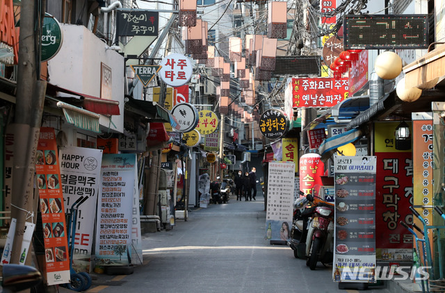 [서울=뉴시스] 박주성 기자 = 5인 이상 사적 모임 금지가 전국적으로 확대된 4일 오후 서울 종로구 세종마을음식문화거리에 점심시간인데도 한산한 모습을 보이고 있다. 2021.01.04. park7691@newsis.com