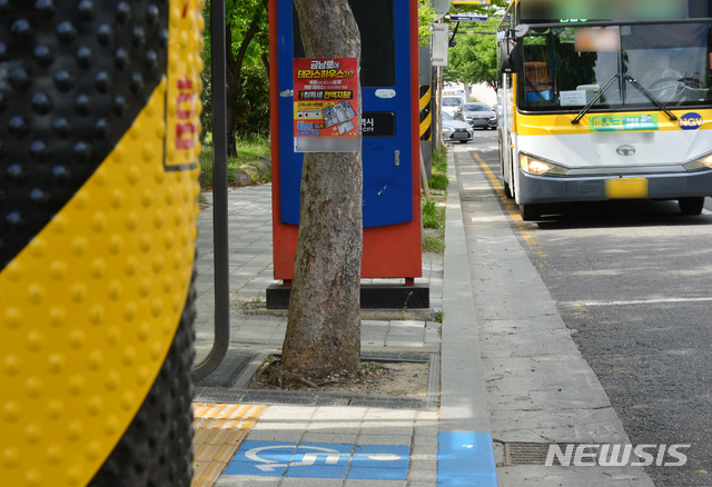 [광주=뉴시스]김혜인 기자 = 광주 서구 쌍촌동 한 무장애정류소.