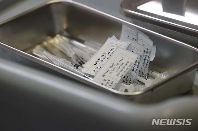 [서울=뉴시스]예방접종센터에 코로나19 백신 주사기가 놓여있다. (사진=뉴시스DB)
