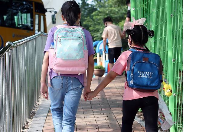 7일 오전 전남의 한 초등학교 앞에서 자매가 등교하는 모습. 연합뉴스