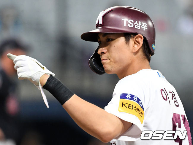 [OSEN=고척, 이대선 기자] 3일 오후 서울 고척스카이돔에서 ’2021 신한은행 SOL KBO 리그' 키움 히어로즈와 롯데 자이언츠의 경기가 열렸다.4회말 2사 3루에서 키움 이정후가 중전 적시타를 치고 환호하고 있다. 2021.06.03 /sunday@osen.co.kr