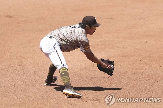 5회 메츠 페라사의 땅볼을 잡아 병살을 시도하는 김하성 [AP=연합뉴스]