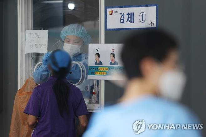 주말에도 코로나19 검사는 계속 (서울=연합뉴스) 임화영 기자 = 6일 오전 서울역 광장에 마련된 임시선별검사소에서 의료진이 검체 채취를 하고 있다. 2021.6.6 hwayoung7@yna.co.kr