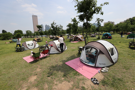 초여름 날씨를 보인 지난 6일 오후 서울 여의도 한강공원에 텐트들이 설치돼있다. 〈사진=연합뉴스〉