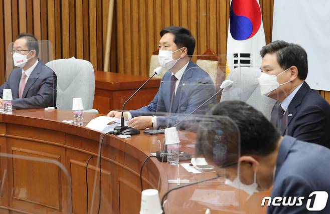 김기현 국민의힘 당 대표 권한대행 겸 원내대표가 8일 오전 서울 여의도 국회에서 열린 원내대책회의에서 모두발언을 하고 있다. 2021.6.8/뉴스1 © News1 오대일 기자