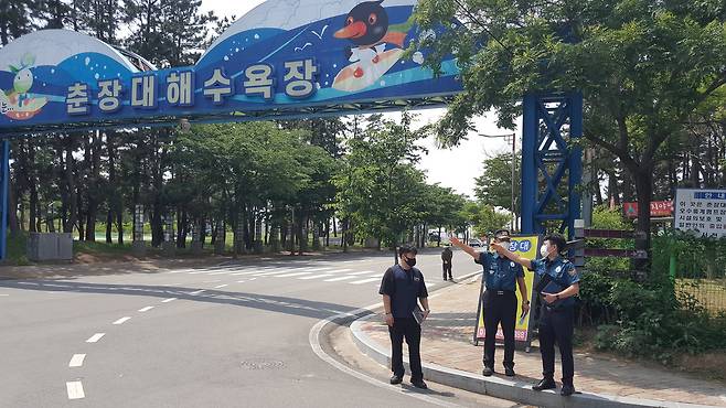 서천경찰이 춘장대해수욕장에서 범죄예방 진단을 하고 있다.(서천경찰서 제공)© 뉴스1