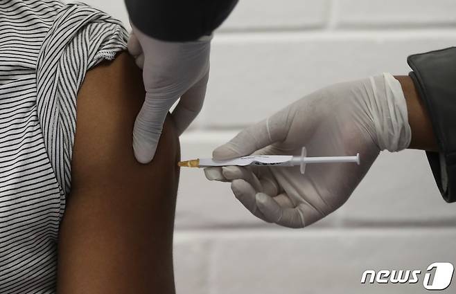 남아프리카공화국 소웨토에서 코로나19 백신 임상시험 지원자가 백신을 맞고 있다. © 로이터=뉴스1