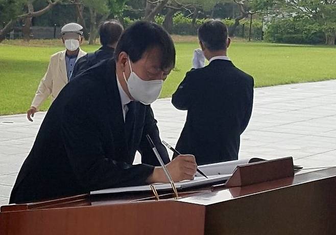윤석열 전 검찰총장이 현충일을 하루 앞둔 5일 서울 동작구 국립서울현충원을 찾아 참배한 뒤 방명록을 쓰고 있다. 윤 전 총장은 이날 방명록에 '조국을 위해 희생하신 분들이 분노하지 않는 나라를 만들겠습니다'라고 썼다. /윤석열 전 총장측 제공