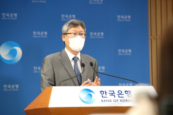 이성호 한국은행 금융통계부장이 8일 오전 서울 중구 한국은행에서 2021년 4월 국제수지(잠정)의 주요 특징을 설명하고 있다. 사진=한국은행