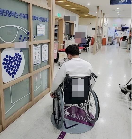 백신 접종 후 이상증세가 나타나 경기도 안양의 한 병원에서 입원치료를 받은 호영씨. 사진 김두경씨 제공