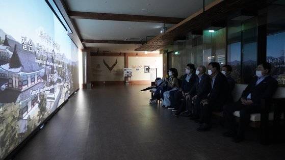 경주타워 전망층에서 펼쳐지는 8세기 서라벌의 모습을 구현한 영상전시 '신라천년, 미래천년' 콘텐츠의 모습. [사진 경주타워]