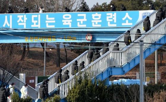 지난해 12월 충남 논산 육군훈련소 훈련병들이 입영심사대로 이동하고 있다. [프리랜서 김성태]