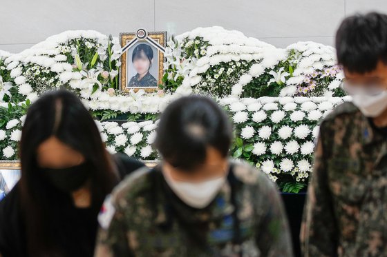 8일 경기도 성남시 국군수도병원 장례식장에 마련된 고 이모 공군 중사 분향소를 찾은 추모객들이 조문을 마친 후 이동하고 있다. [뉴스1]