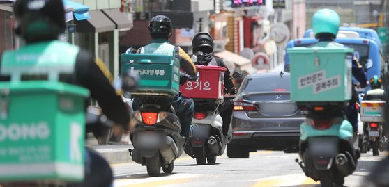 플랫폼 종사자에 해당하는 배달 라이더. 뉴스1