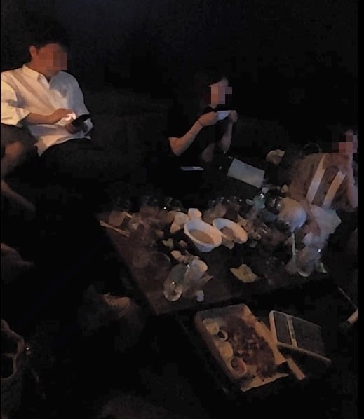 유흥 주점 형태로 불법 개조 된 서울 강남의 한 호텔 객실에서 남자 손님과 여성 종업원들이 술을 마시다 적발됐다.