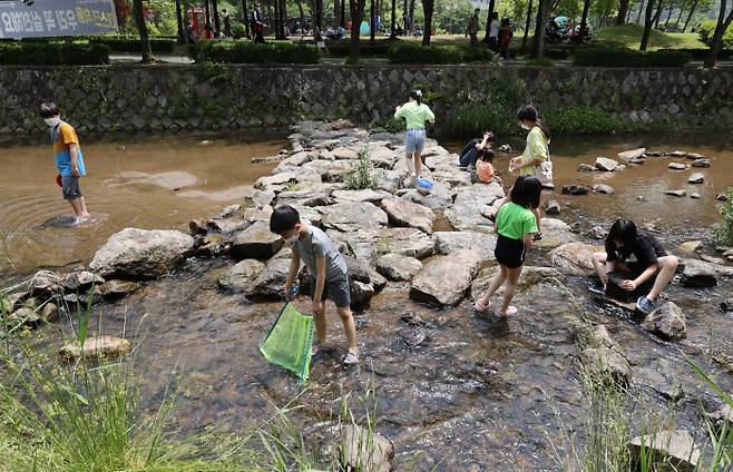 지난 6일 오전 경기 성남시 율동공원에서 어린이들이 물놀이를 즐기고 있다. 연합뉴스