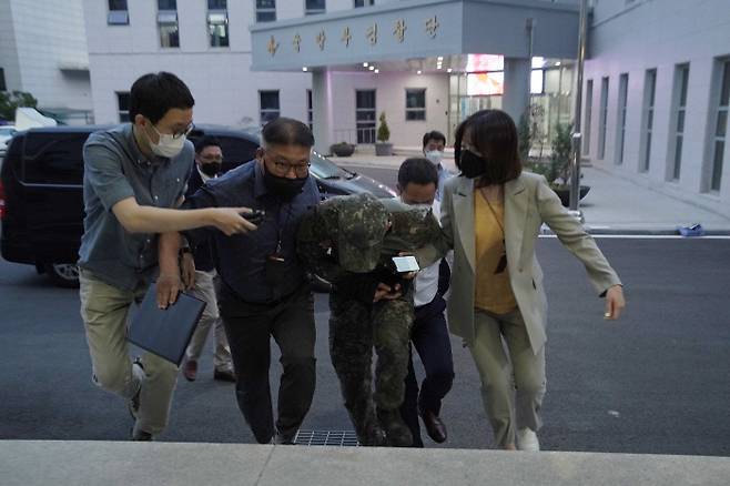 공군 여성 부사관을 성추행한 혐의를 받고 있는 장모 중사가 2일 오후 서울 용산구 국방부 보통군사법원 영장실질심사에 출석하고 있다. 국방부