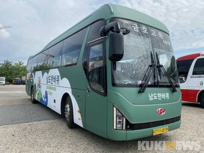 코로나19로 지난해 11월 이후 멈춰섰던 전남 관광지 광역순환버스 ‘남도한바퀴’가 오는 14일부터 운영을 시작한다.[사진=전남도]