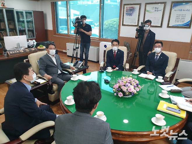 권오봉 여수시장과 김승건 미래에셋컨설팅 대표, 서완석 여수시의장, 임영찬 범추위 대표 등이 간담회를 갖고 미래에셋 경도 개발이 재개되도록 협력하기로 했다. 최창민 기자