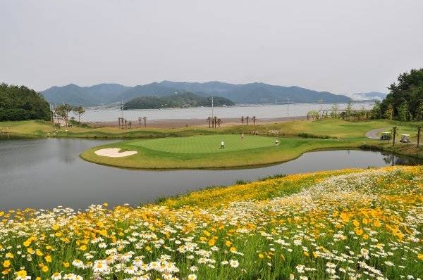 시그니처홀인 장보고 코스 6번 파3홀은 아름다운 금계국 꽃이 활짝 핀 홀로 유명하다. 사진제공｜다산베아채CC