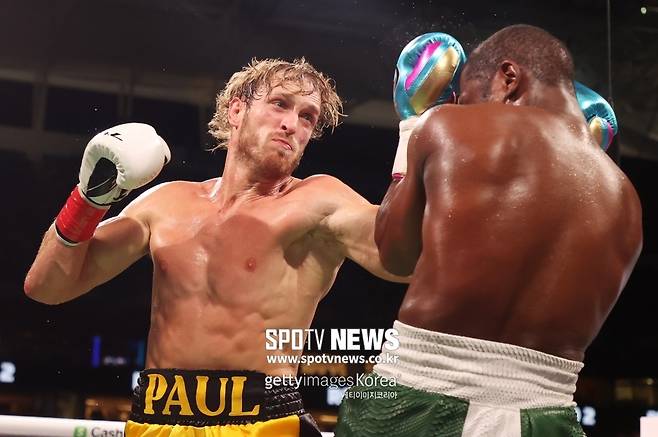 ▲ 로건 폴은 플로이드 메이웨더의 공세를 8라운드 동안 버텼다. 마치 승자처럼 행동했다.