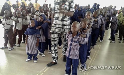 이슬람 극단주의 조직 보코하람에 의해 부모를 잃고 고아가 된 나이지리아 어린이들.[EPA=연합뉴스 자료사진]