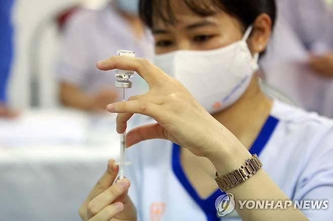 코로나19 백신 (현지시간) 지난 3월 31일 베트남 간호사가 코로나19 백신을 준비하고 있는 모습. [EPA=연합뉴스]