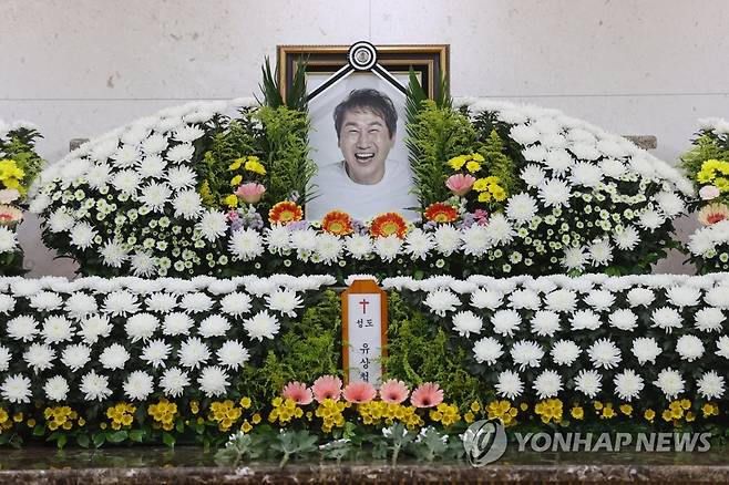 유상철 전 감독 빈소 (서울=연합뉴스) 임화영 기자 = 췌장암과 싸우다 짧은 생을 마감한 유상철 전 인천 유나이티드 감독의 영정이 8일 오전 서울아산병원 장례식장에 마련된 고인의 빈소에 놓여 있다. 2021.6.8 hwayoung7@yna.co.kr