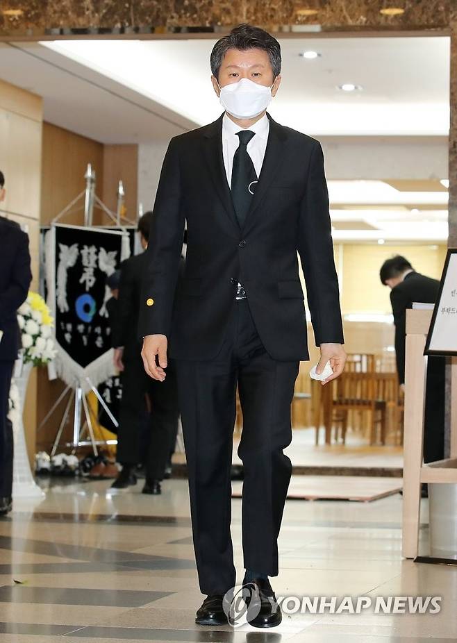 유상철 전 감독 빈소 찾은 정몽규 회장 (서울=연합뉴스) 임화영 기자 = 정몽규 대한축구협회 회장이 8일 오전 서울 송파구 풍납동 아산병원 장례식장에 마련되어 있는 고 유상철 전 인천 유나이티드 감독의 빈소를 찾아 조문 후 장례식장을 빠져나가고 있다.       유상철 전 감독은 지난 2019년 췌장암 진단을 받고 치료에 전념해 왔고 지난 7일 별세했다. 2021.6.8 hwayoung7@yna.co.kr