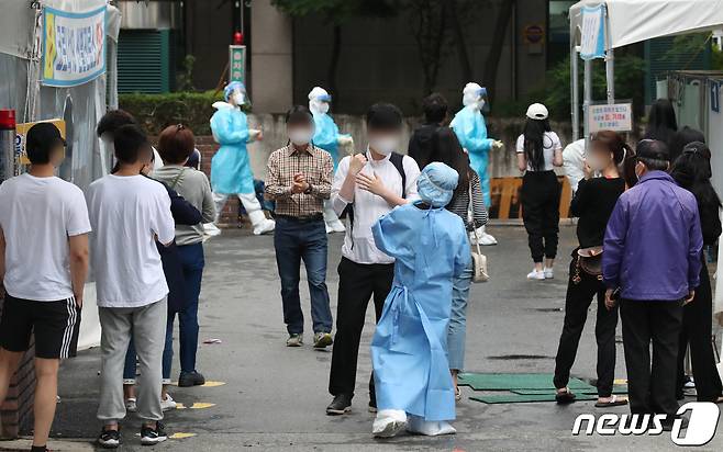 대전 서구보건소에 마련된 선별진료소에서 시민들이 검사를 받기 위해 기다리고 있다.(사진은 기사내용과 관련 없음). 2021.5.21/뉴스1 © News1 김기태 기자