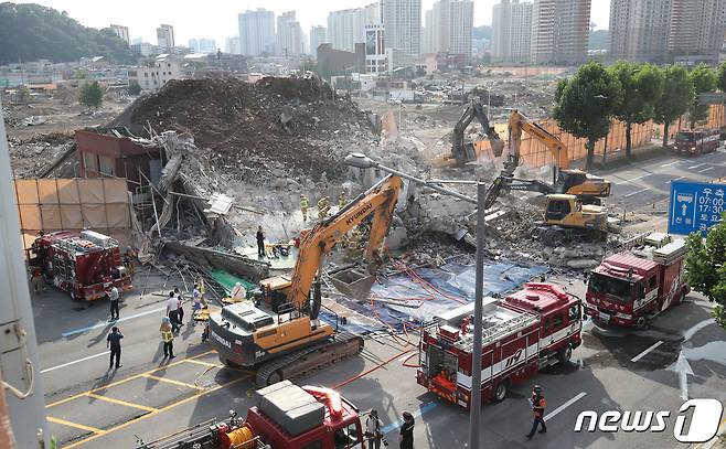 9일 오후 4시22분쯤 광주 동구 학동 재개발지역에서 철거 중이던 5층 건물 1동이 무너져 도로를 달리던 시내버스를 덮치는 사고가 발생, 119 구조대가 사고 현장에서 구조 작업을 벌이고 있다. 2021.6.9/뉴스1 © News1 황희규 기자