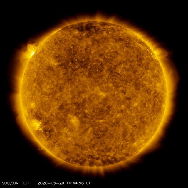 NASA 태양역학관측위성이 2020년 5월 촬영한 태양 폭발 사진, 사진 왼쪽 상단에서 태양 폭발 현상을 확인할 수 있다. (사진=NASA)