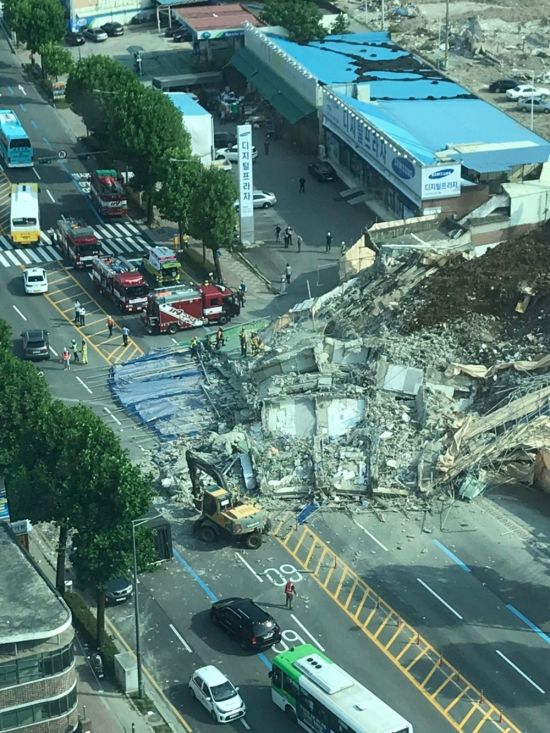 9일 오후 4시 20분께 광주광역시 동구 학동 재개발지역에서 철거 중인 5층 건물이 무너지면서 도로를 지나던 시내버스를 덮쳐 소방당국이 구조작업을 벌이고 있다. 사진=독자 제공