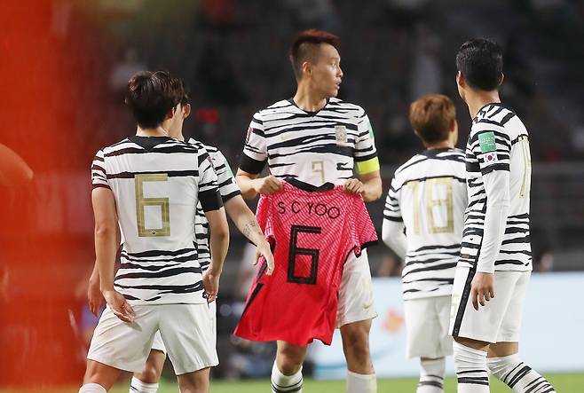 김신욱(가운데)이 9일 고양종합운동장에서 스리랑카와 벌인 2022 카타르월드컵 아시아 2차 예선 H조 5차전에서 선제골을 넣은 후 유상철 전 감독의 대표팀 선수 시절 등번호가 적힌 유니폼을 들고 있는 모습./연합뉴스