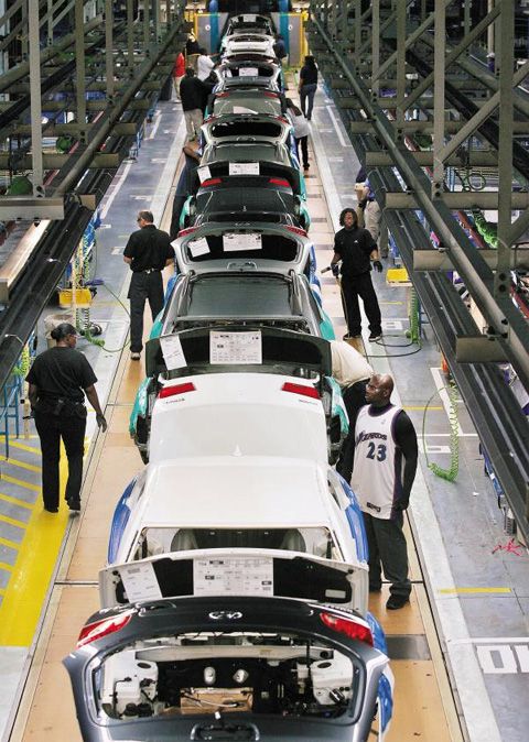 쏘나타를 현지 생산하는 현대차 미국 앨라배마 공장에서 근로자들이 조립 공정을 따라 점차 완성되어 가는 차량들을 살펴보고 있다.