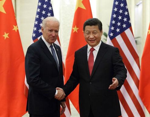 시진핑 중국 국가주석이 2013년 12월 4일 베이징 인민대회당에서 조 바이든 당시 미국 부통령을 만나 악수하고 있다.