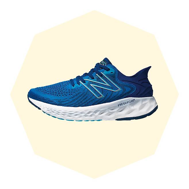 뉴발란스 최상급 쿠셔닝인 프레시 폼이 사용돼 착지할 때 푹신하면서도 안정적이다. 8만9천원 뉴발란스.