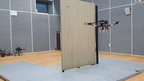 김현진 서울대 항공우주공학과 교수팀은 로봇팔을 부착해 스스로 문을 열거나 할 수 있는 비행형 매니퓰레이터를 개발했다. 서울대 공대 제공