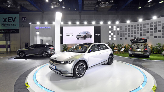 서울 강남구 코엑스에서 열리는 'xEV 트렌드 코리아 2021'에 전시된 아이오닉 5. 현대자동차 제공
