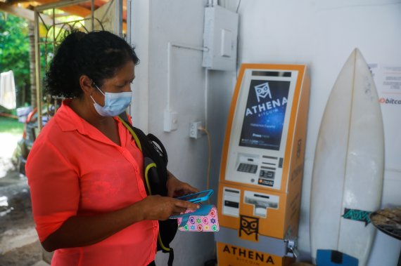 지난 8일(현지시간) 엘살바도르 칠티우판에서 한 시민이 비트코인 지원센터에서 코인 사용법을 익히고 있다.로이터뉴스1