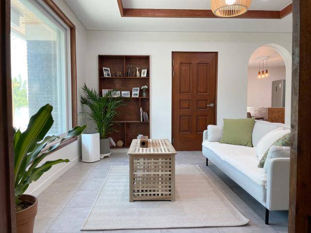 1980년대에 지어진 집의 구조는 최근 유행하는 'TV 없는 거실'과 닮았다. 신지호씨 제공